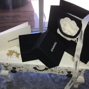 Chanel box (empty)